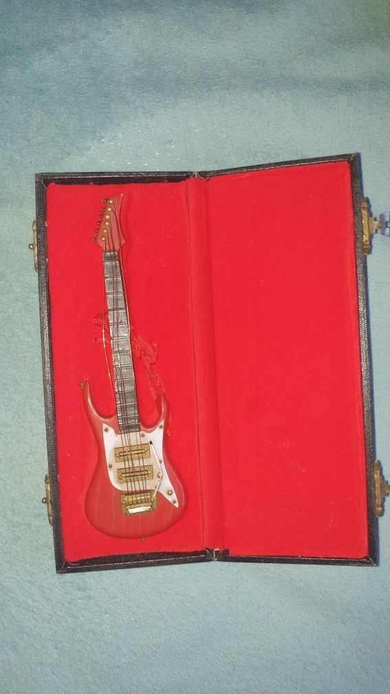 Guitarra em Miniatura