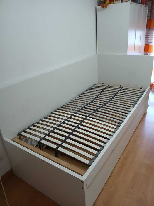 Cama e roupeiro de criança