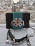 Bolsa Prada preta com detalhes