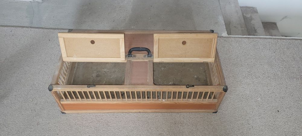 Klatka, kosz transportowy dla ptaków np gołębi.