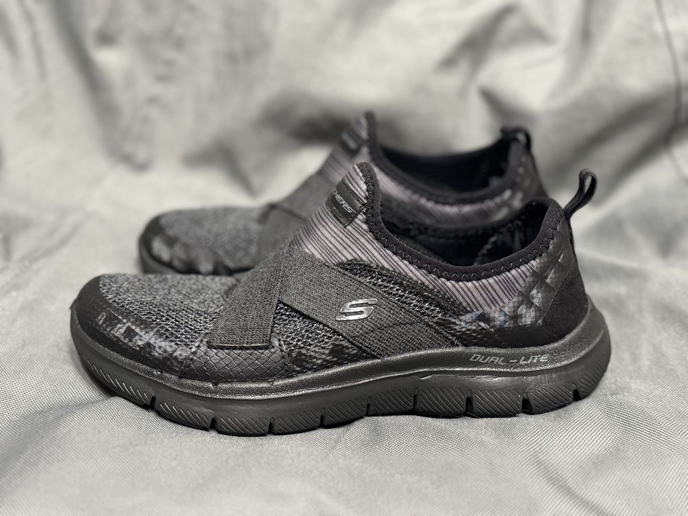 Кроссовки ТМ Skechers в отличном состоянии