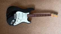 USA Fender Stratocaster z 1999 roku z twardym futerałem.