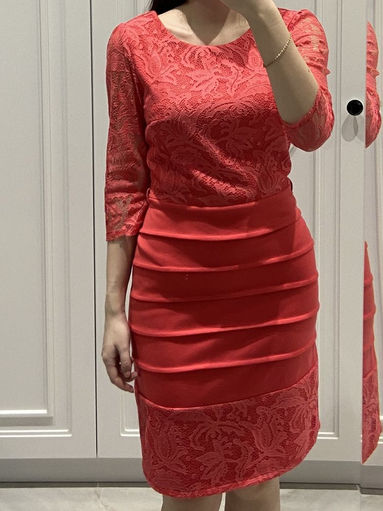 Червоне жіноче плаття