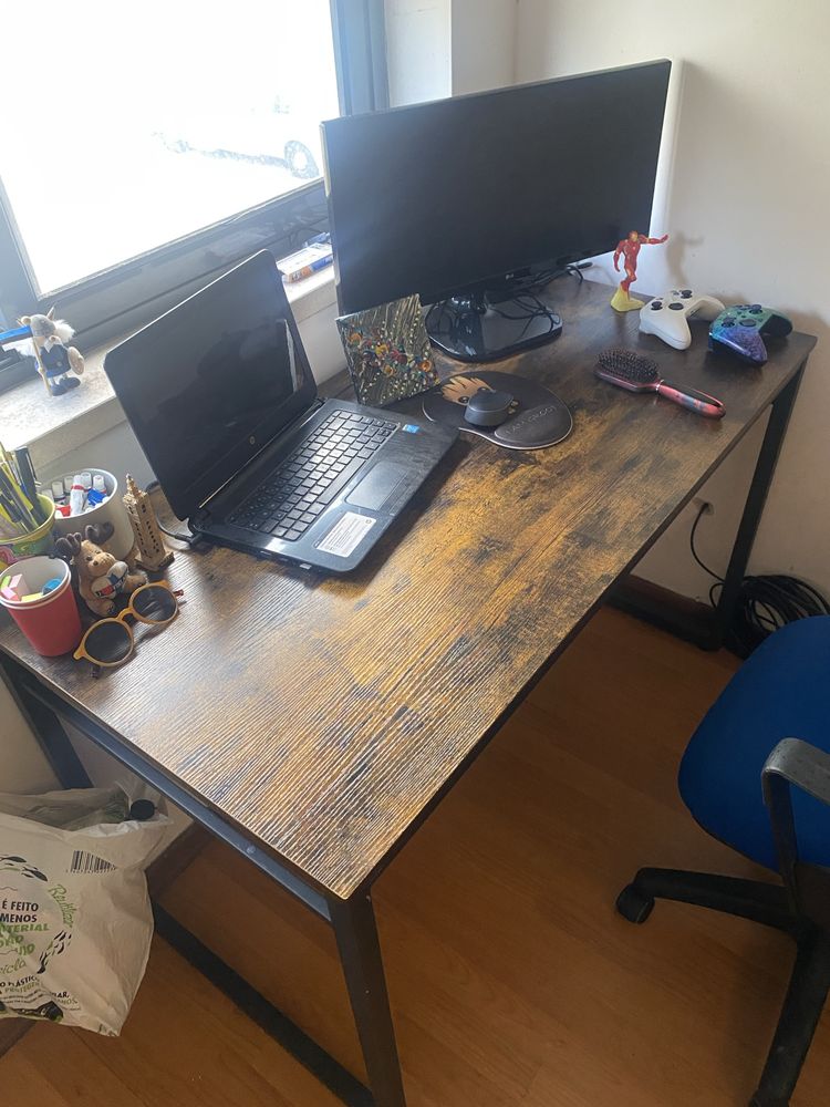Secretaria madeira com suportes em ferro