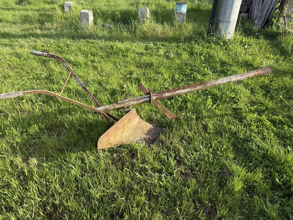 Zabytkowy pług konny do ogrodu