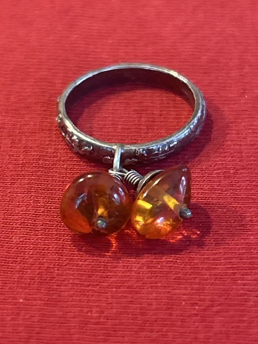 Srebrna obrączka z bursztynami