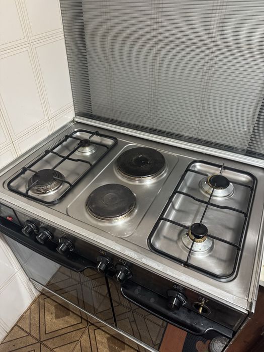 Fogão usado, tanto funciona a gas como a eletricidade