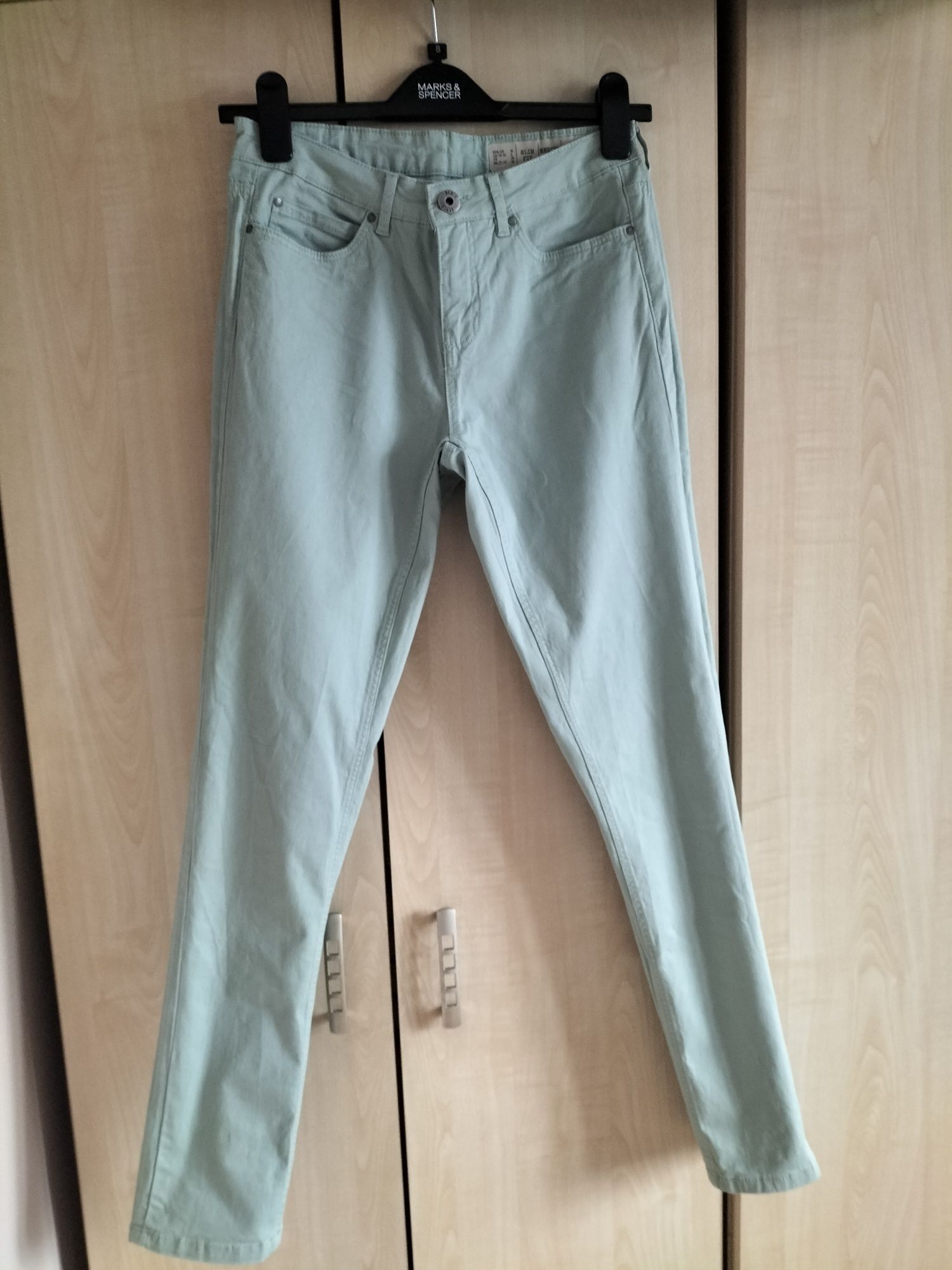 Miętowe jeansy slim fit marki esmara rozmiar 36 stan bardzo dobry.