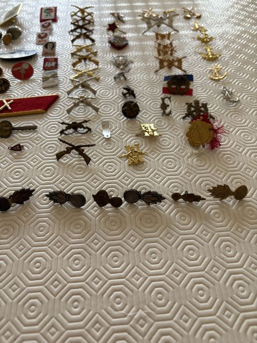 Medalhas crachas placas pins