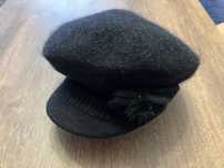 Czarny beret z metką