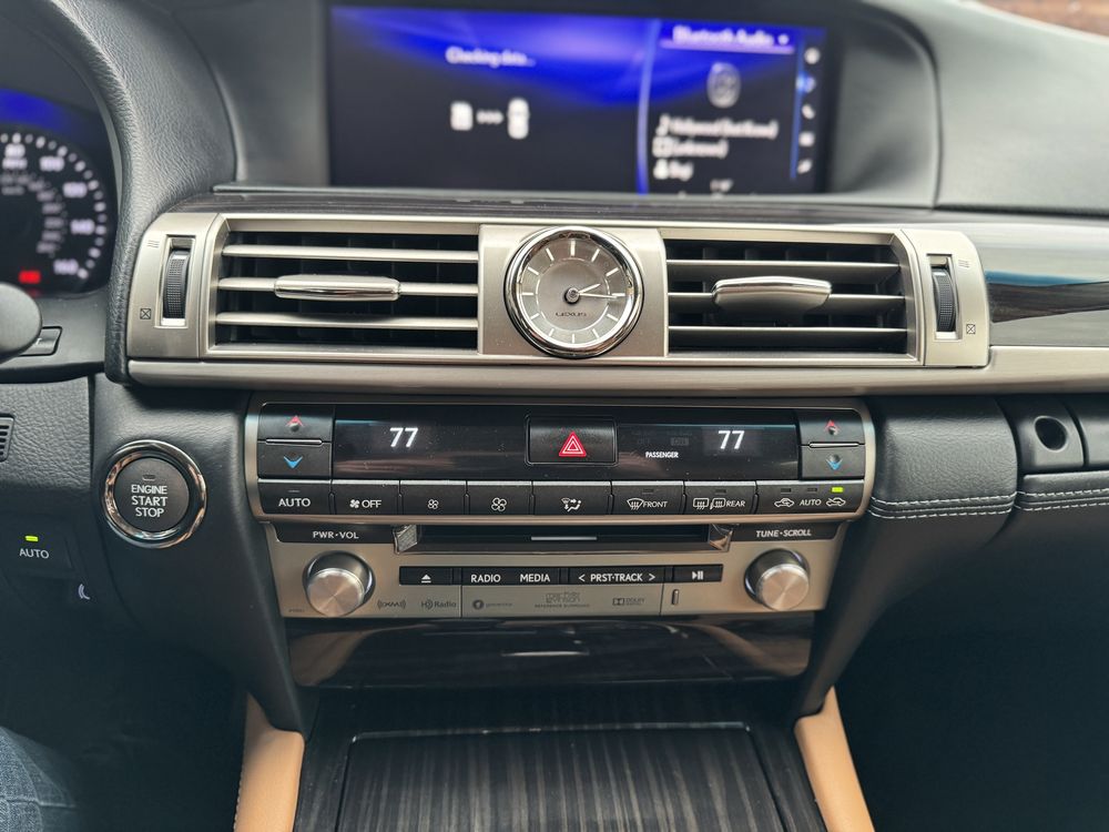 Продам Lexus LS460 AWD 2016 рік 4.6 Бензин в хорошому стані!