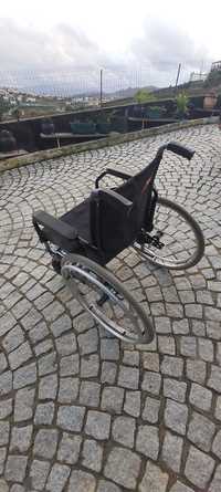 Cadeira de rodas  usada (sem os apoios dos pés)