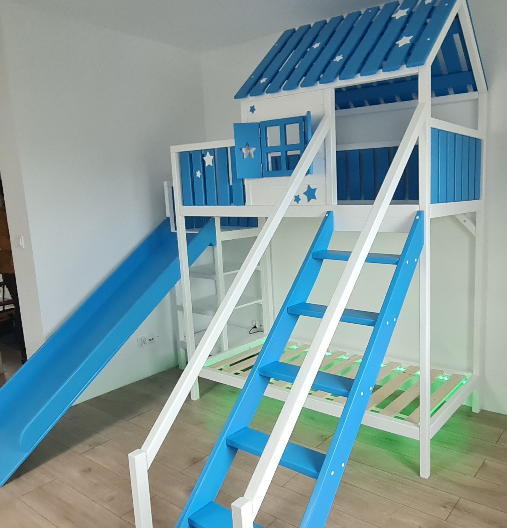 Łóżko piętrowe domek drewniany ze zjeżdżalnia
