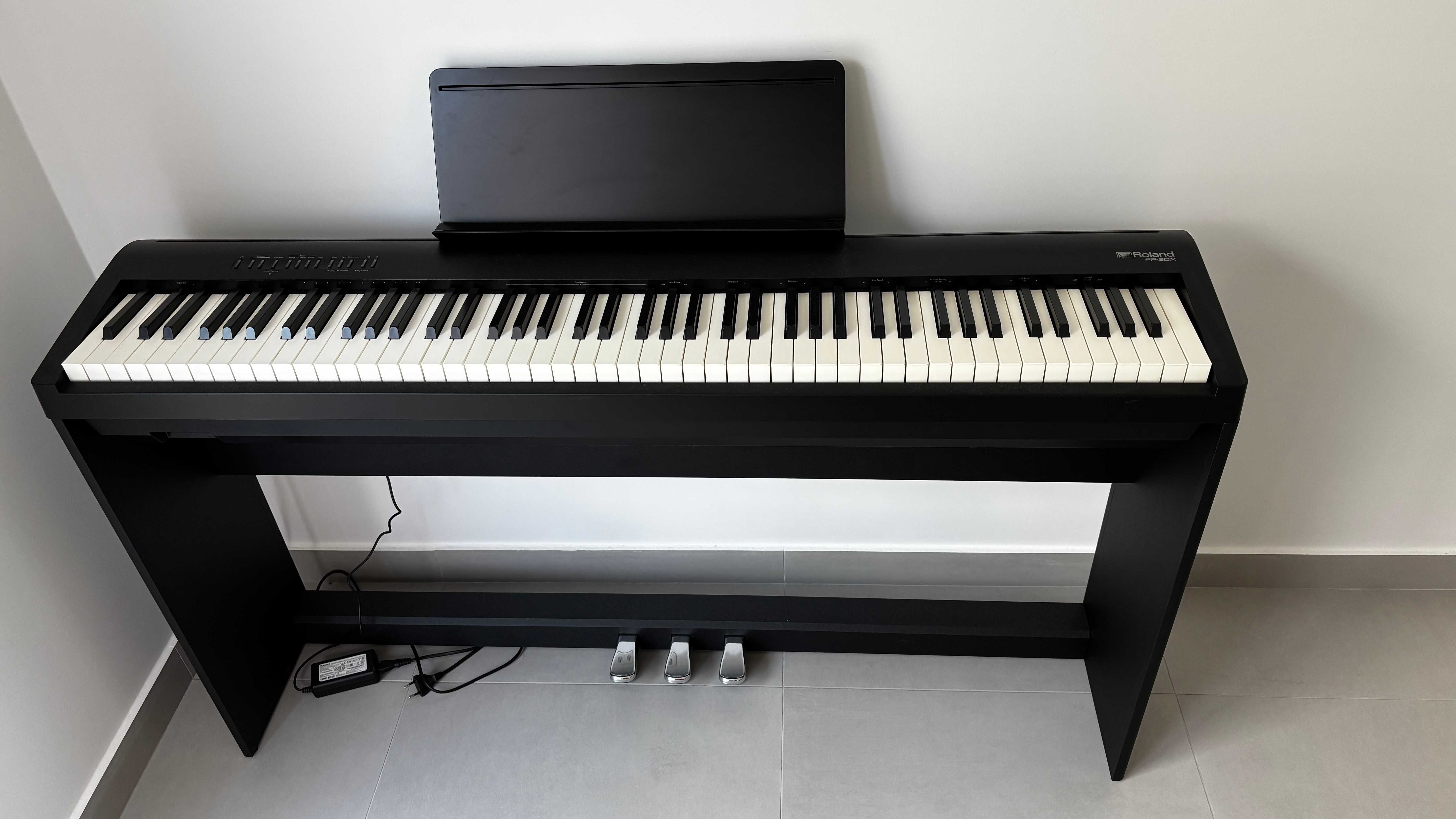 E-Piano Roland FP30X com suporte e pedais (1,5 anos)