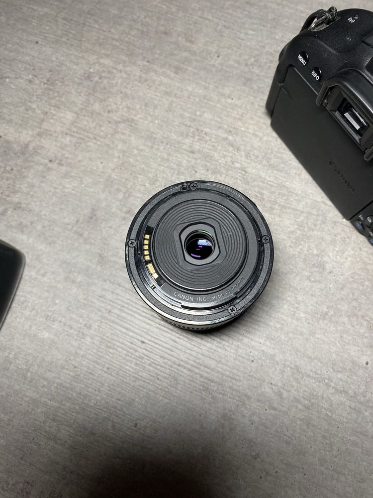 Canon 800D + lente 18-55 mm + 3 baterias + cartao de memoria 64 GB