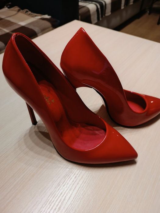 Нові лакові туфлі