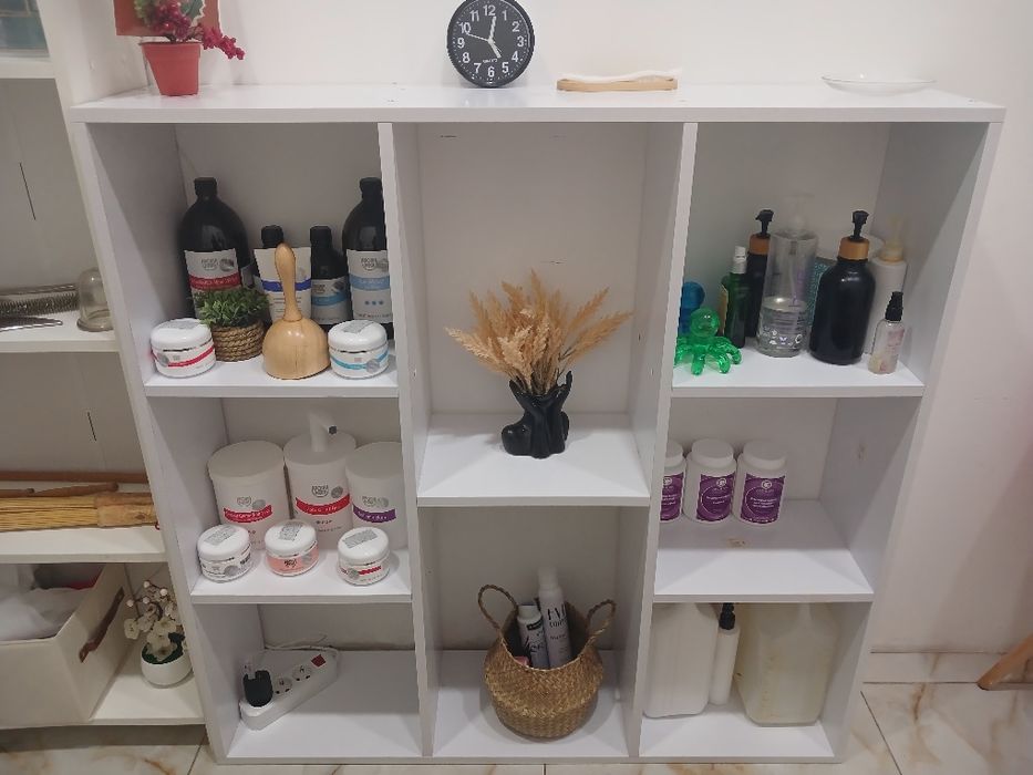 Книжкова полиця білого кольору