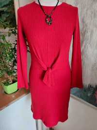 modna czerwona sukienka na chłodniejsze dni prążek