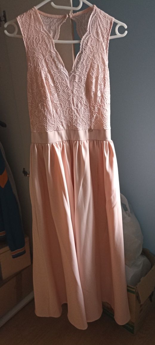Długa suknia w kolorze pudrowego różu