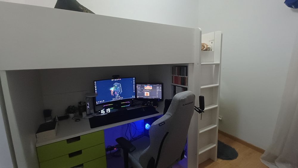 Camas com roupeiro e secretária em bom estado