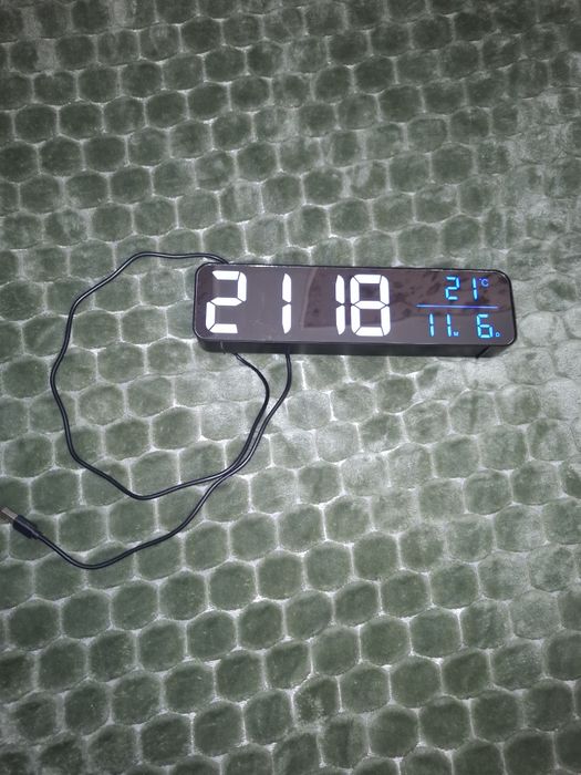 Настільний світлодіодний годинник