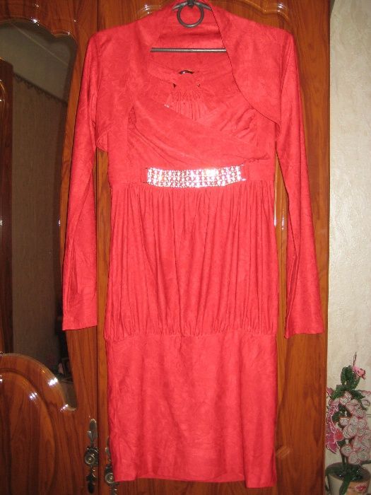 Платье нарядное продам