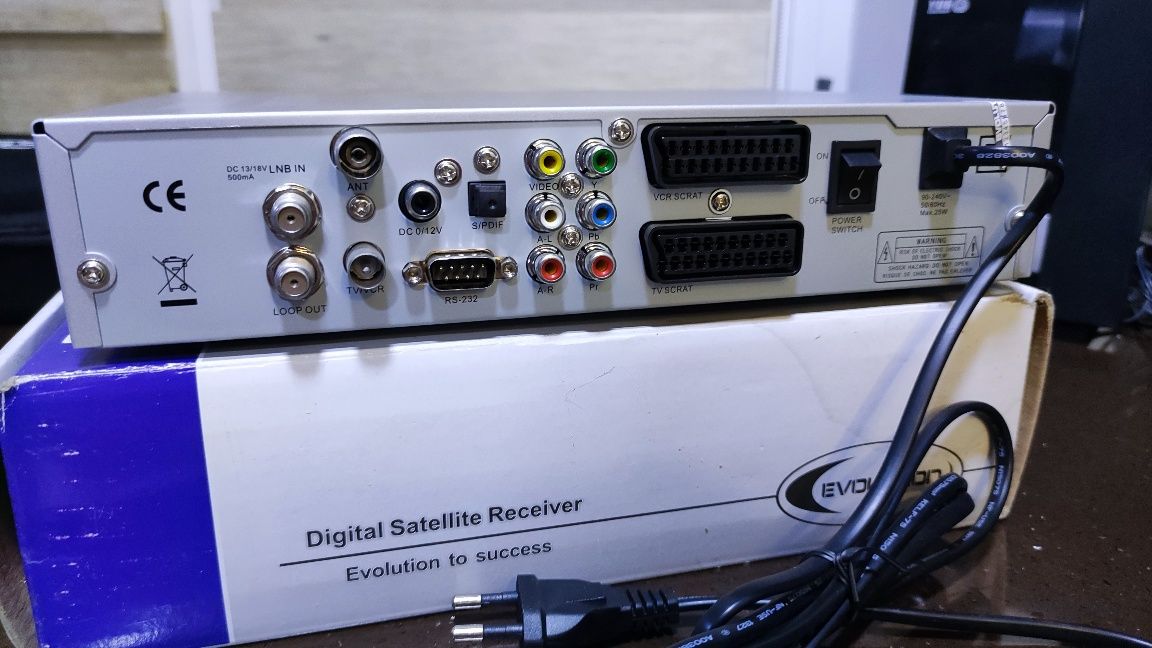 Цифровий супутниковий приймач (ресівер)  Evolution 700S