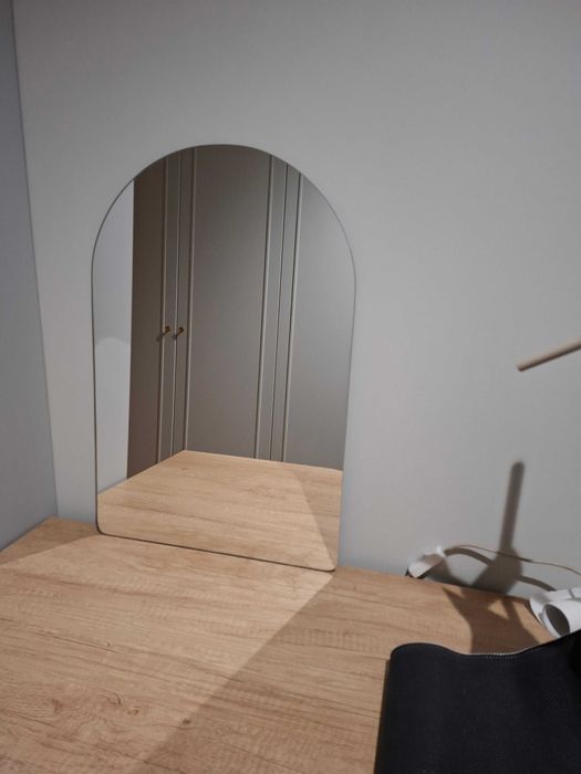 minimalistyczne lustro bez ramy