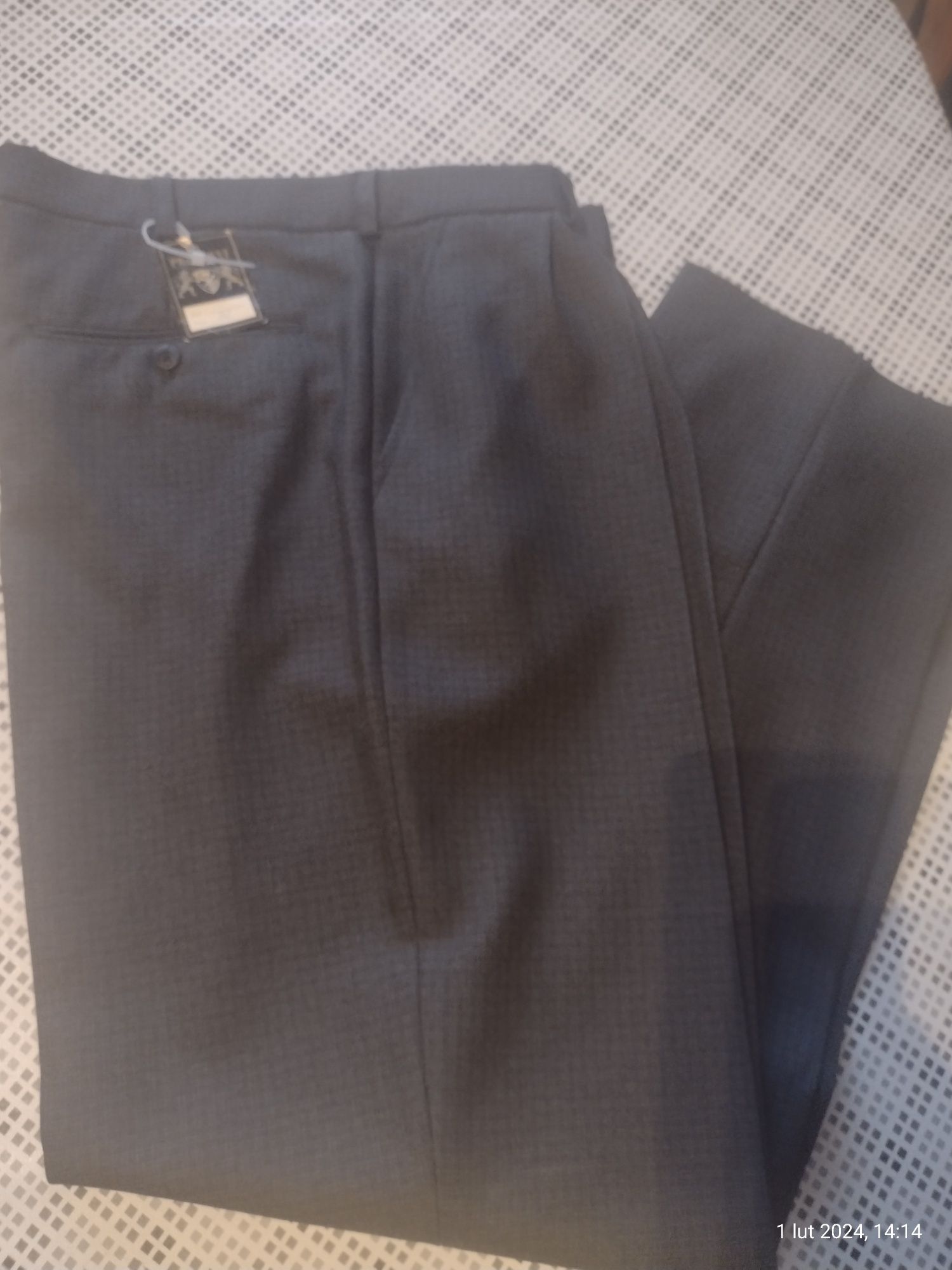 Nowe, męskie spodnie garniturowe, nogawka w kant.