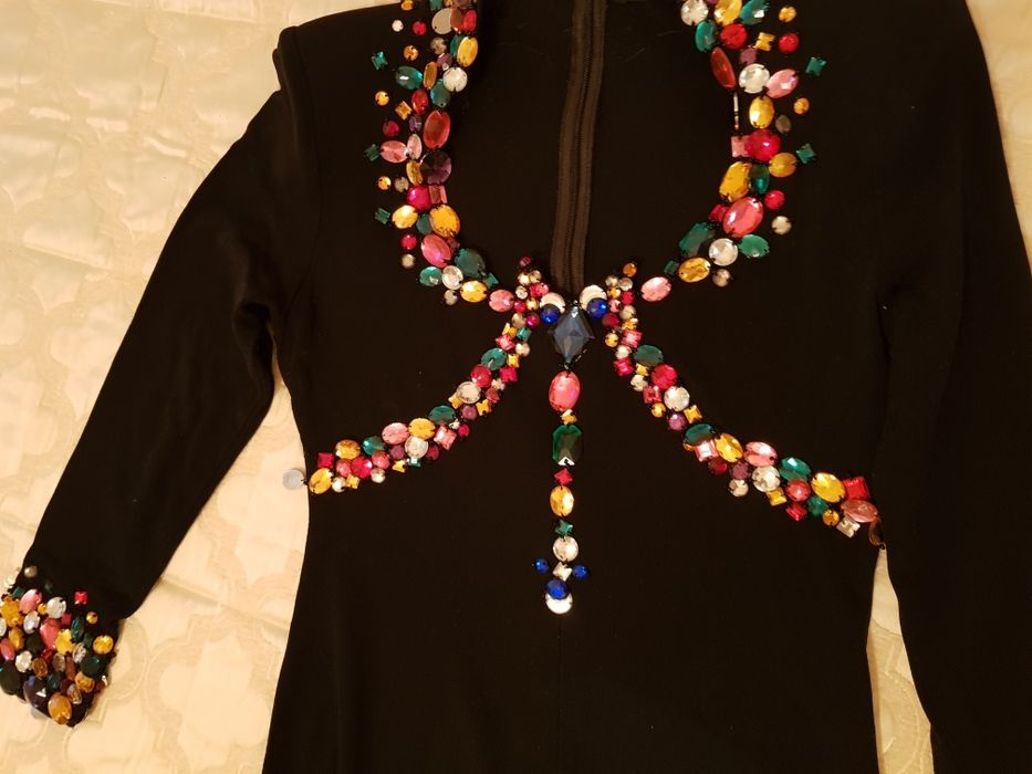 Vestido preto em licra bordado a pedras no decote e mangas,justo