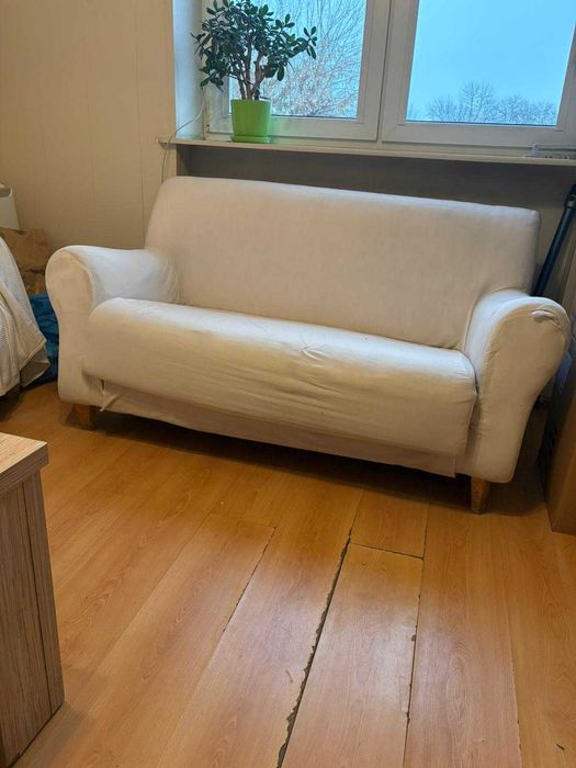 kanapy i fotel w białym kolorze.