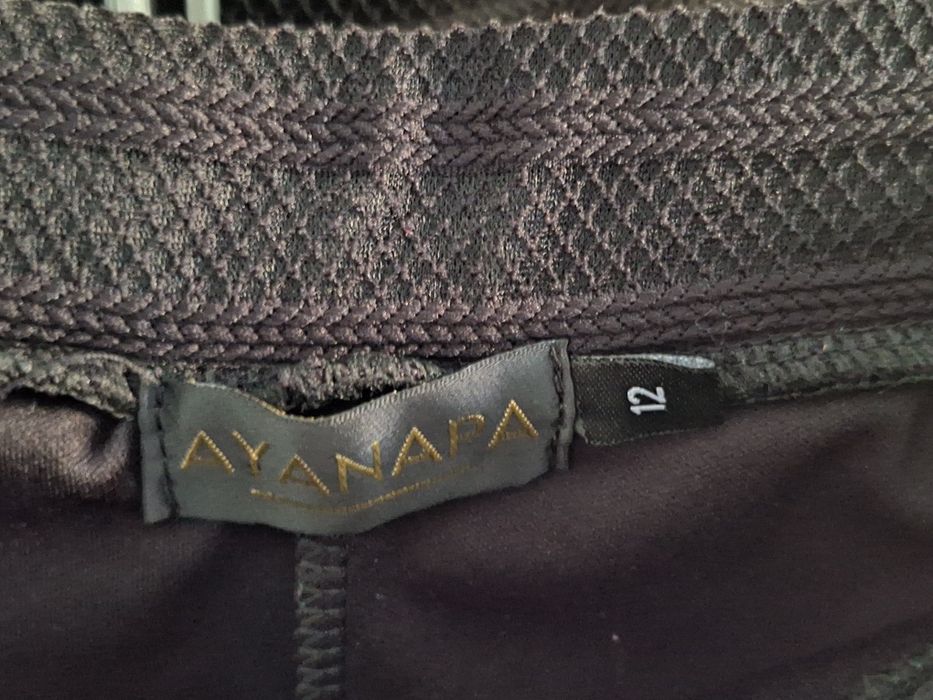 czarna spódnica midi rozkloszowana w paski