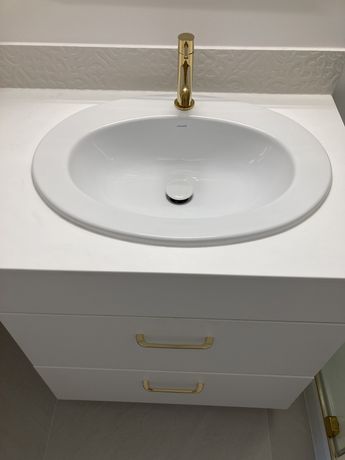 Umywalka łazienka omnires szafka biała blat złota armatura