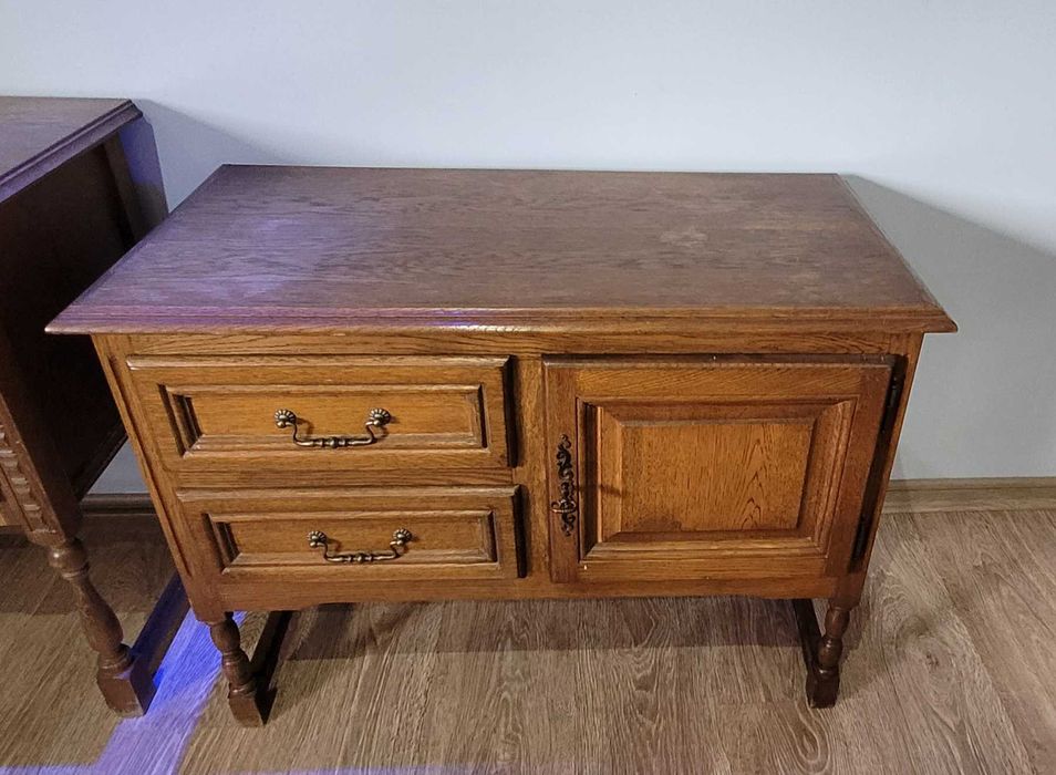Zestaw dwóch drewnianych szafek (komody) w stylu rustykalnym