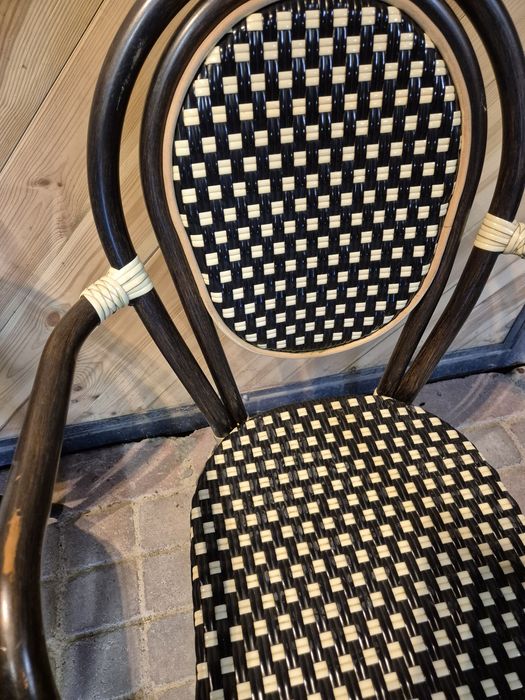 48x Stylowe krzesło rattanowe z modnej restauracji + stoliki