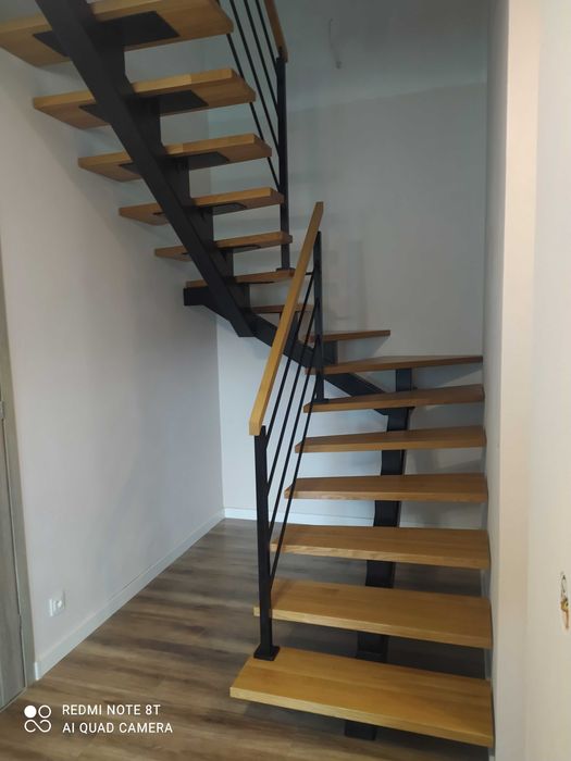 Schody drewniane na metalowej konstrukcji nowoczesne loft