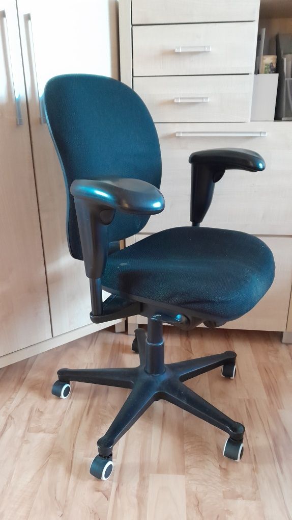 Fotel na kółkach patent HermanMiller