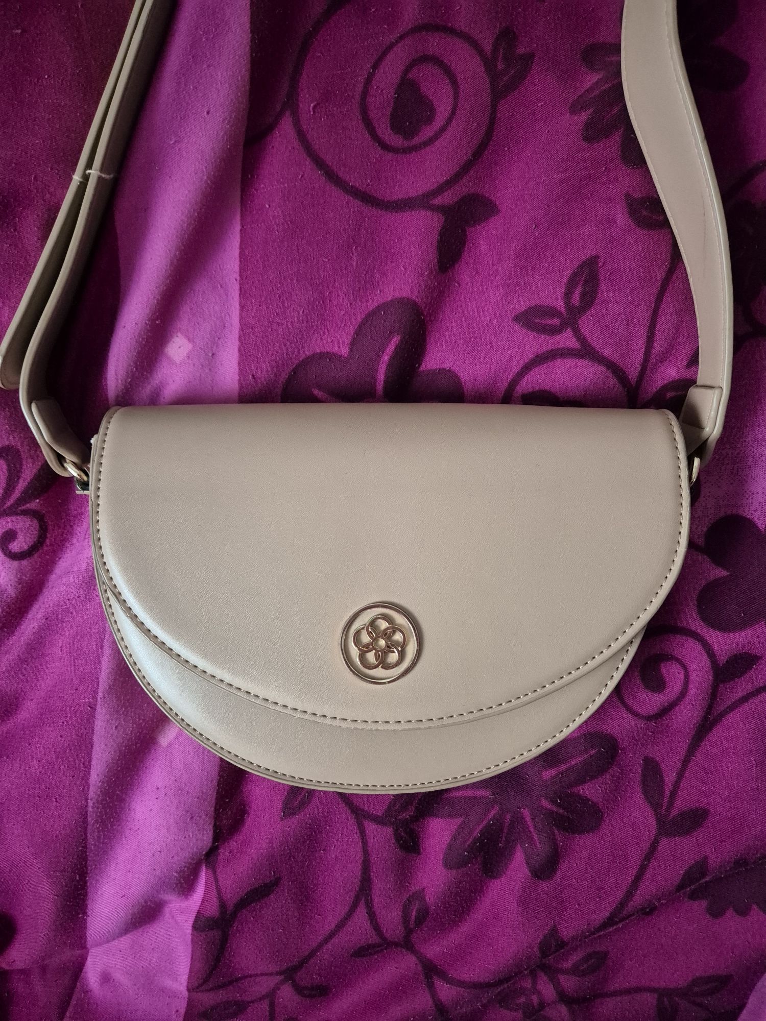 Beżowa torebka crossbody listonoszka nerka