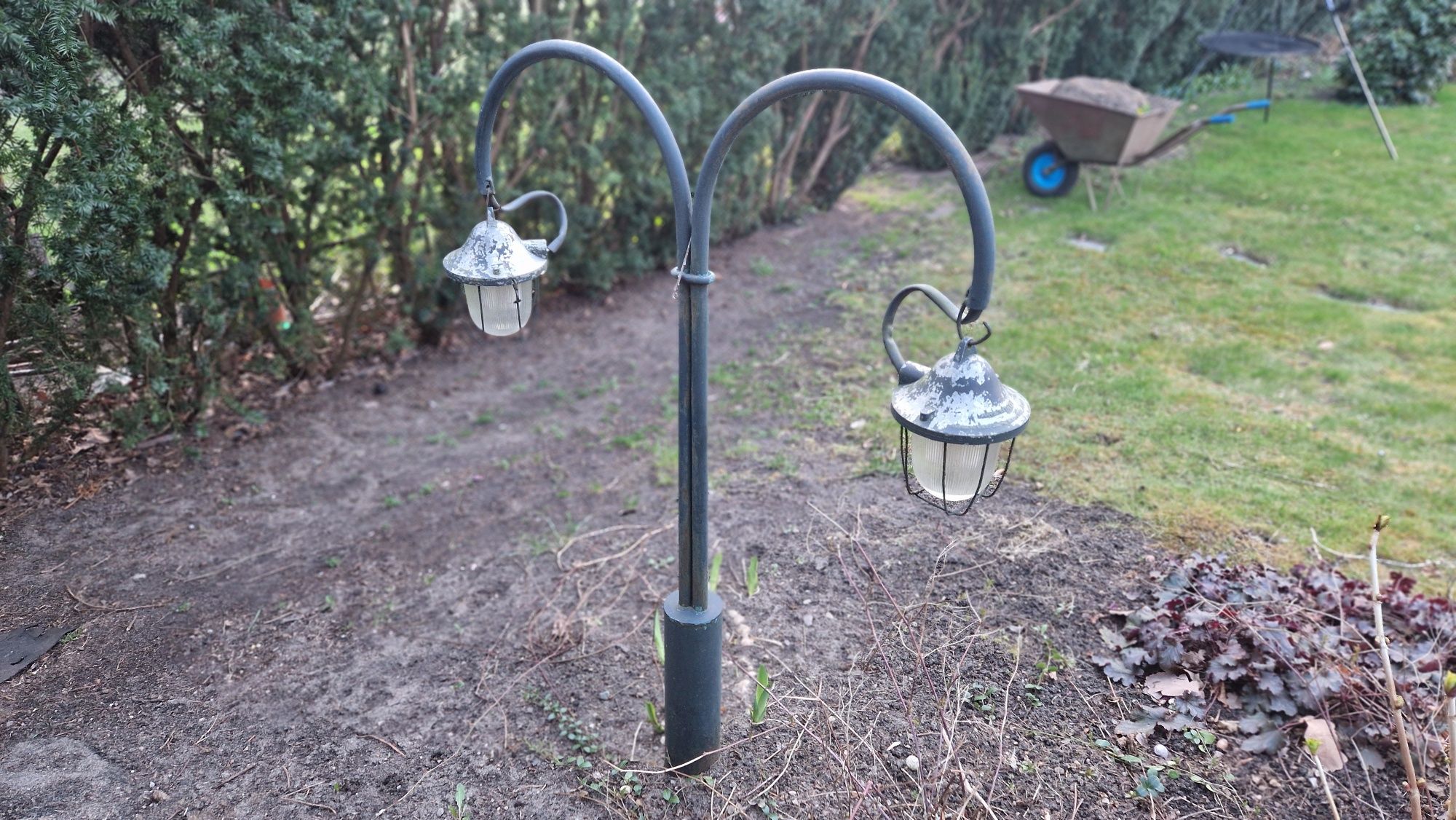 Piękne lampy parkowo ogrodowe
