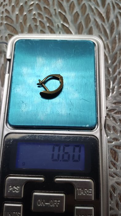 Jeden kolzyk złoto.