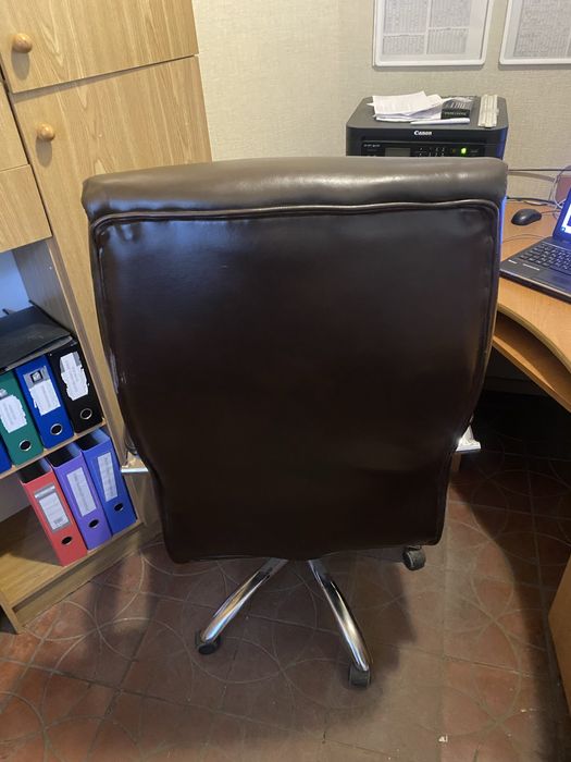 Продам офісне крісло шкіряне