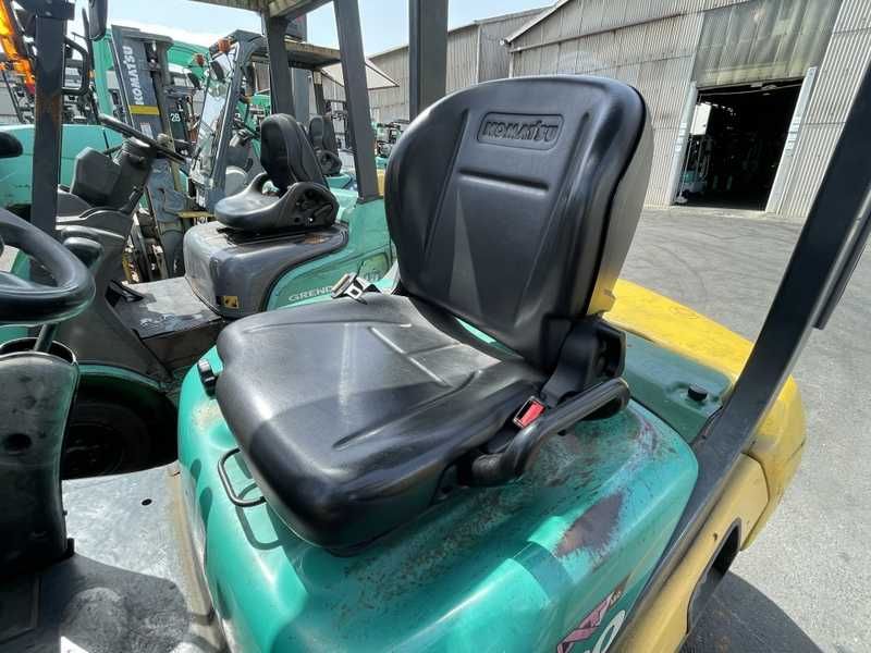 автонавантажувач Komatsu на великих 12 колесах. Модель:FG20C-16