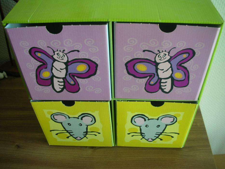 Kolorowe pudełko tekturowe z szufladkami