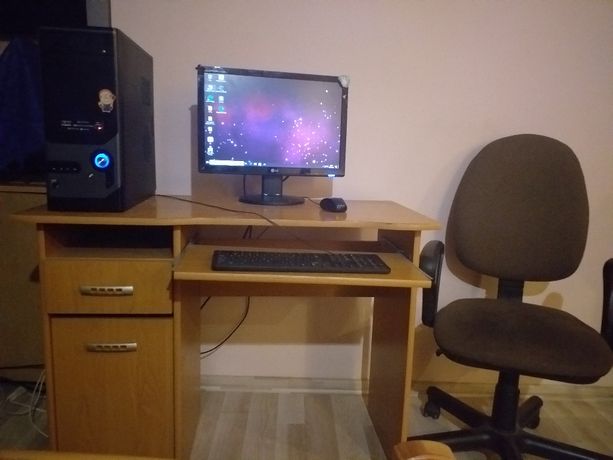 Komputer+monitor+biurko+fotel obrotowy