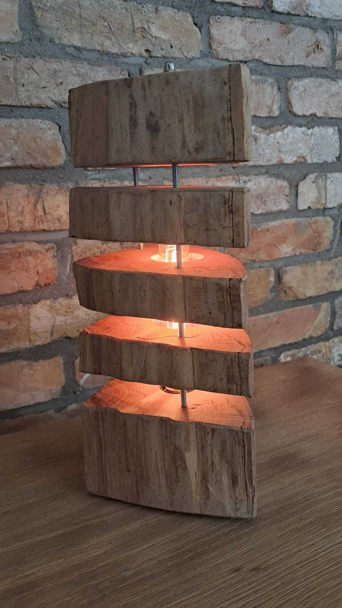 Lampy z drewna ręcznie wykonane