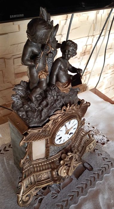 antyczny kominkowy zegar