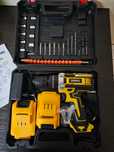 Ударний шуруповерт DeWALT DUKU DCD796  з набором інструментів