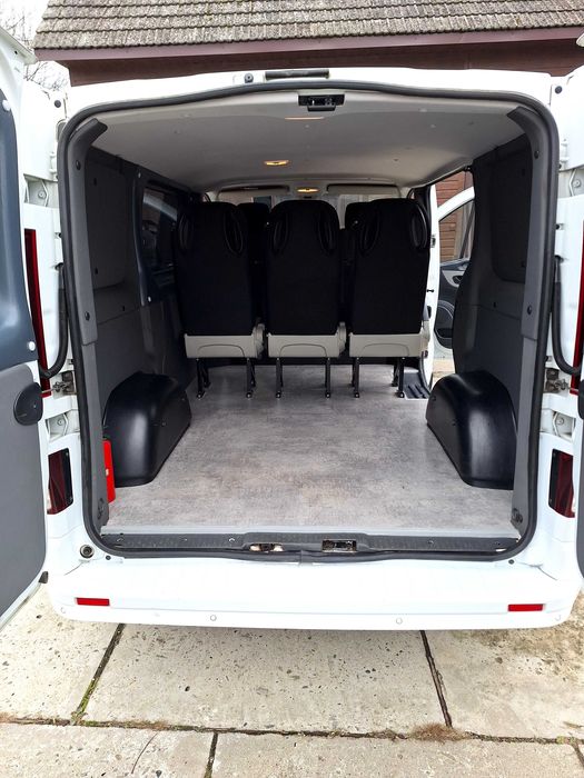 Renault trafic 3 brygadówka 6 osobowy