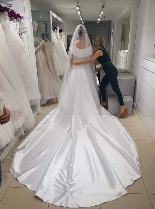 Suknia ślubna minimalistyczna tren panna młoda elegancka Pardyka