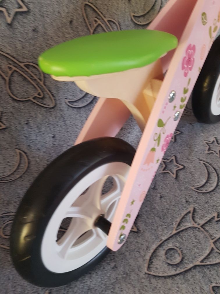 Nowy rowerek biegowy dla dziewczynki